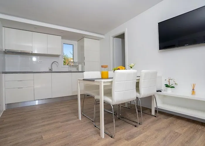 Апартаменты With Parking Space Sveti Filip I Jakov, Biograd - 18632 Свети-Филип-и-Яков